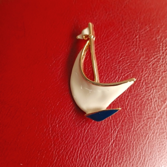 M. Jent Women’s Vintage Sailboat Brooch Enamel, cream & blue, gold tone - Picture 2 of 5